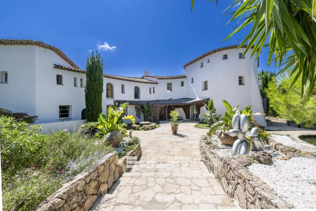 Architect-designed property with 8 bedrooms located in a magnificent park in the heart of Opio