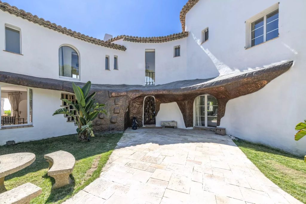 Architect-designed property with 8 bedrooms located in a magnificent park in the heart of Opio