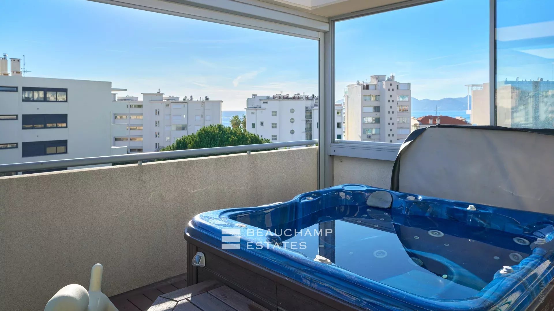 Beau duplex 3 chambres – Cannes Croisette Beautiful 3 bedroom duplex – Cannes Croisette