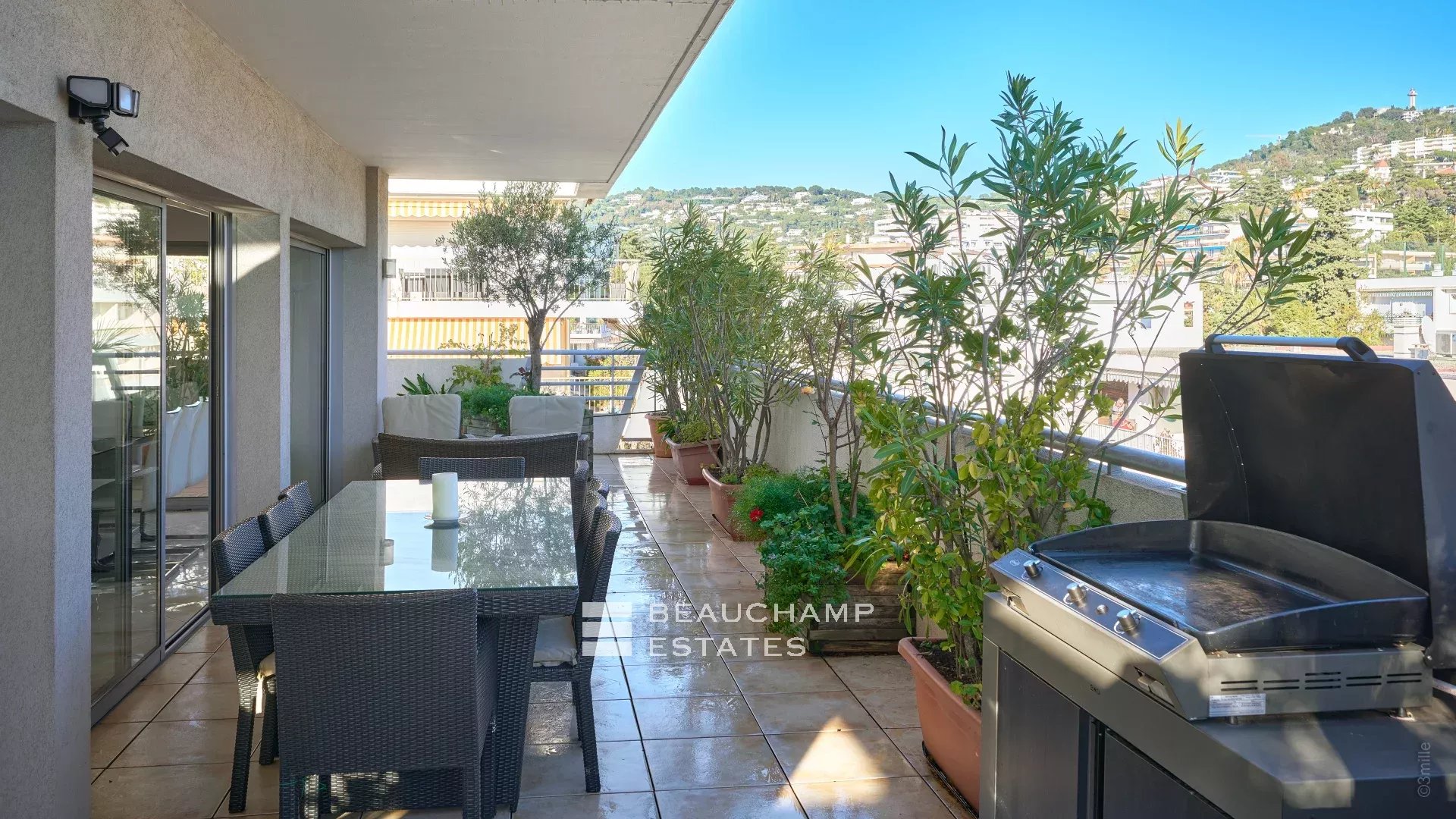 Beau duplex 3 chambres – Cannes Croisette Beautiful 3 bedroom duplex – Cannes Croisette