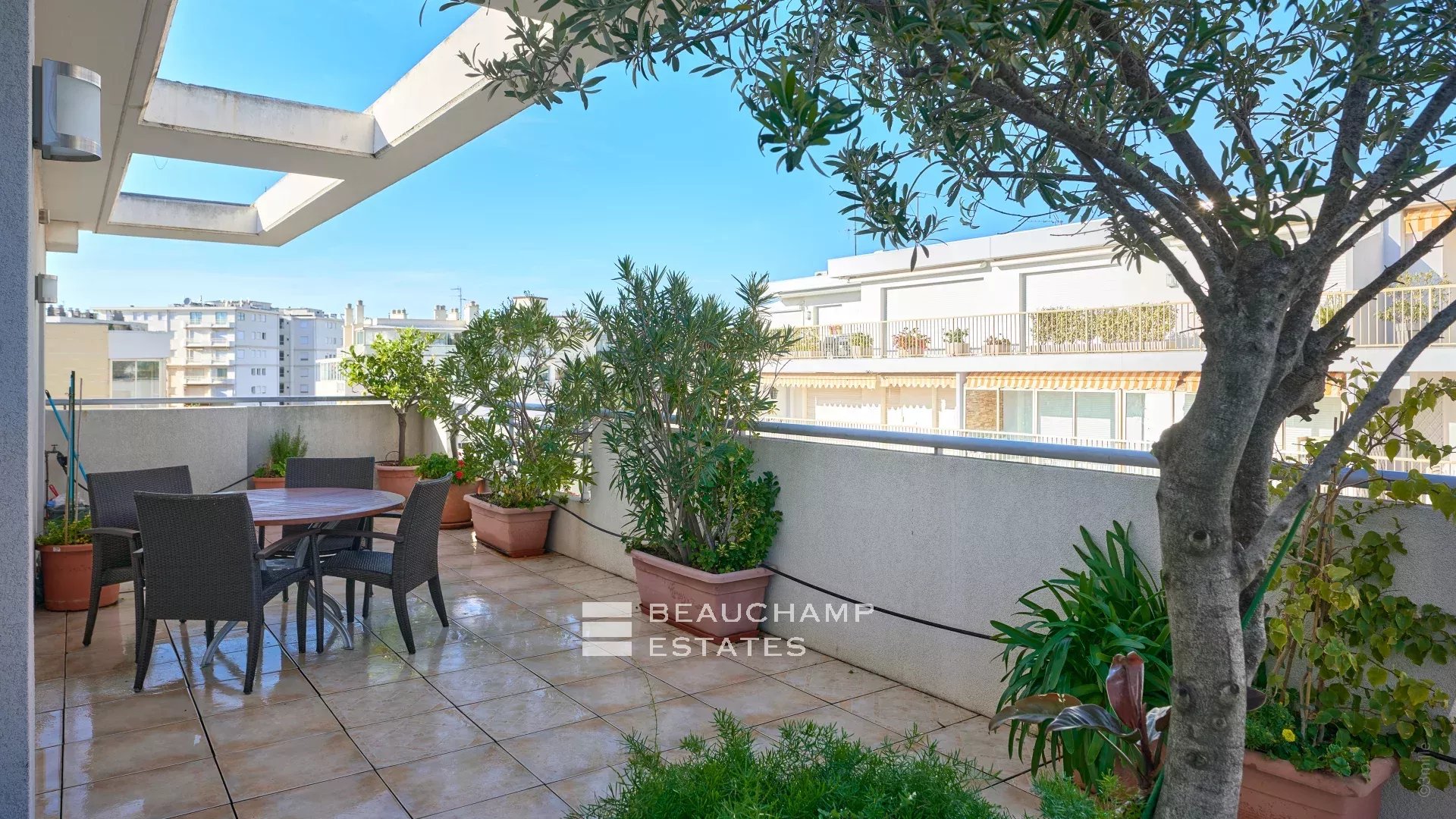 Beau duplex 3 chambres – Cannes Croisette Beautiful 3 bedroom duplex – Cannes Croisette