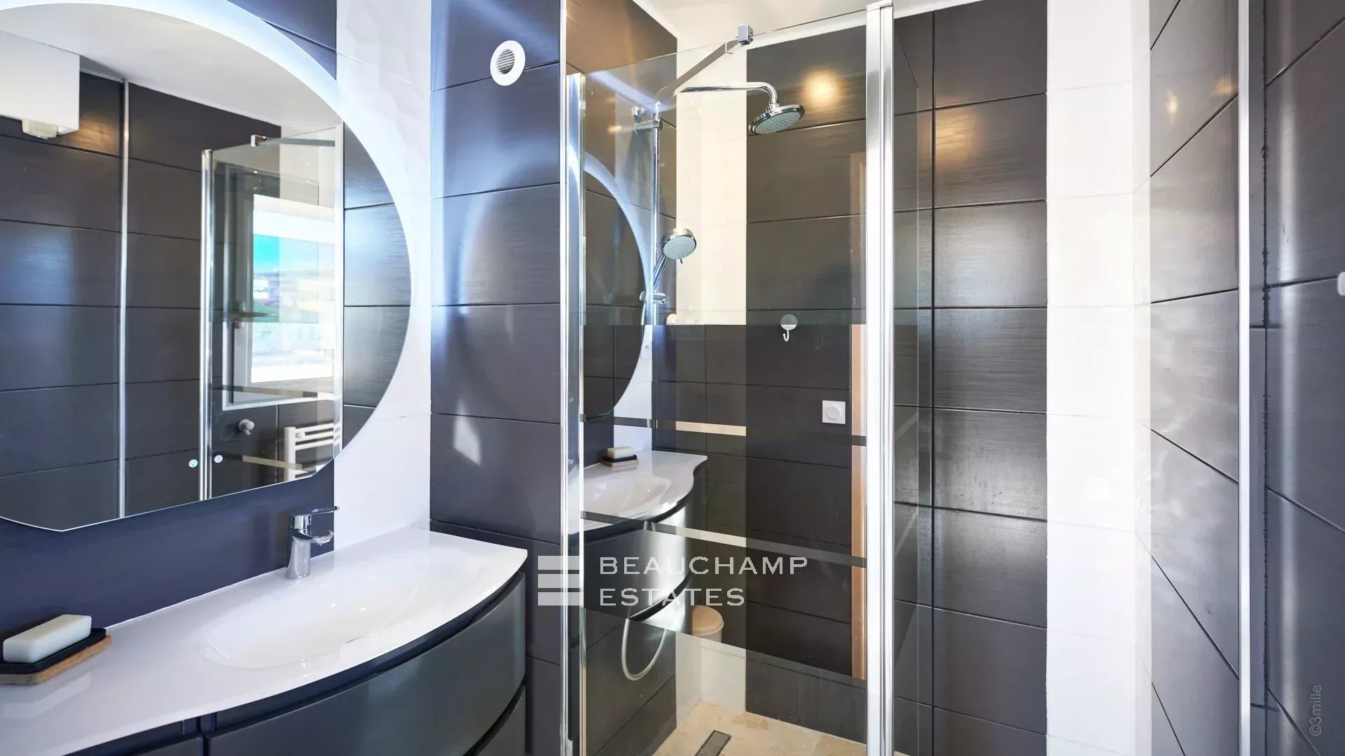 Beau duplex 3 chambres – Cannes Croisette Beautiful 3 bedroom duplex – Cannes Croisette