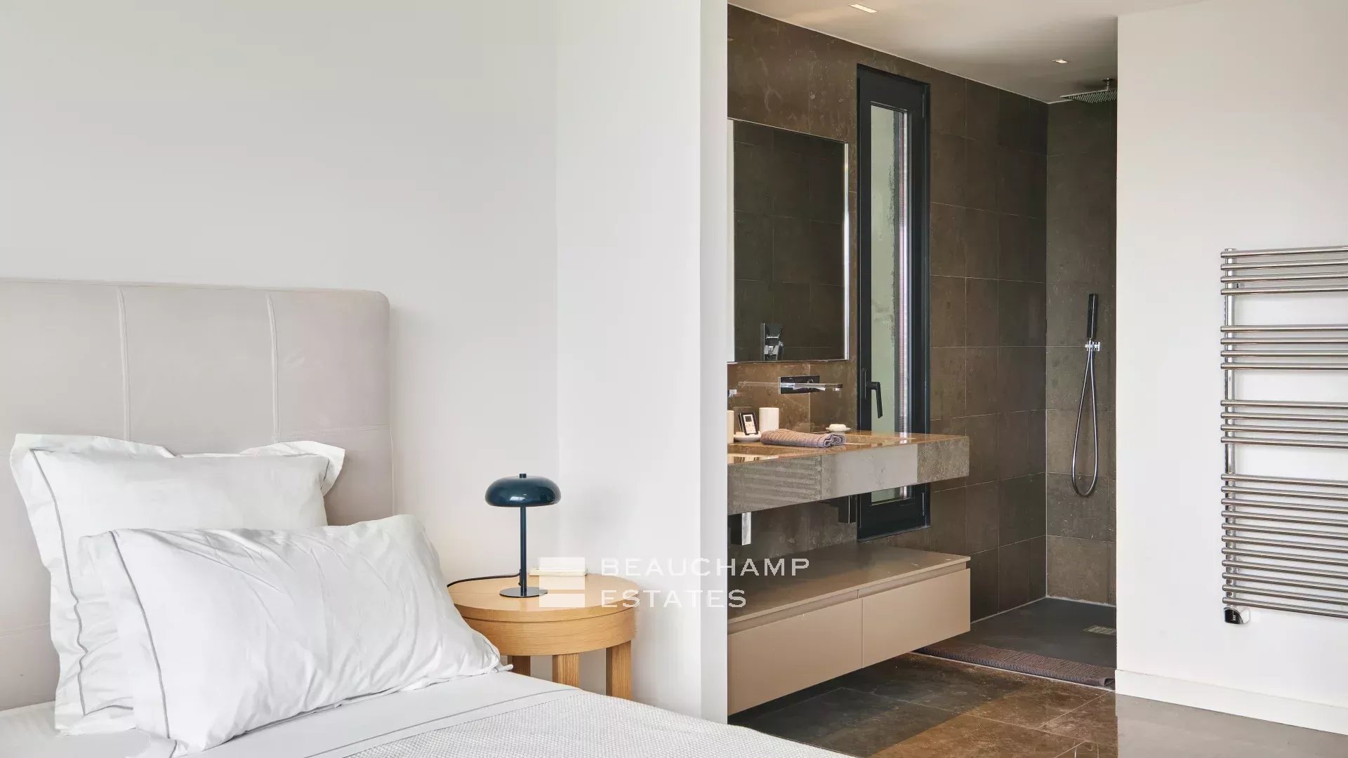 Cap d’Antibes – Magnifique villa contemporaine de 5 chambres à proximité des plages Beautiful contemporary 5-bedroom villa near the beach in Cap d’Antibes