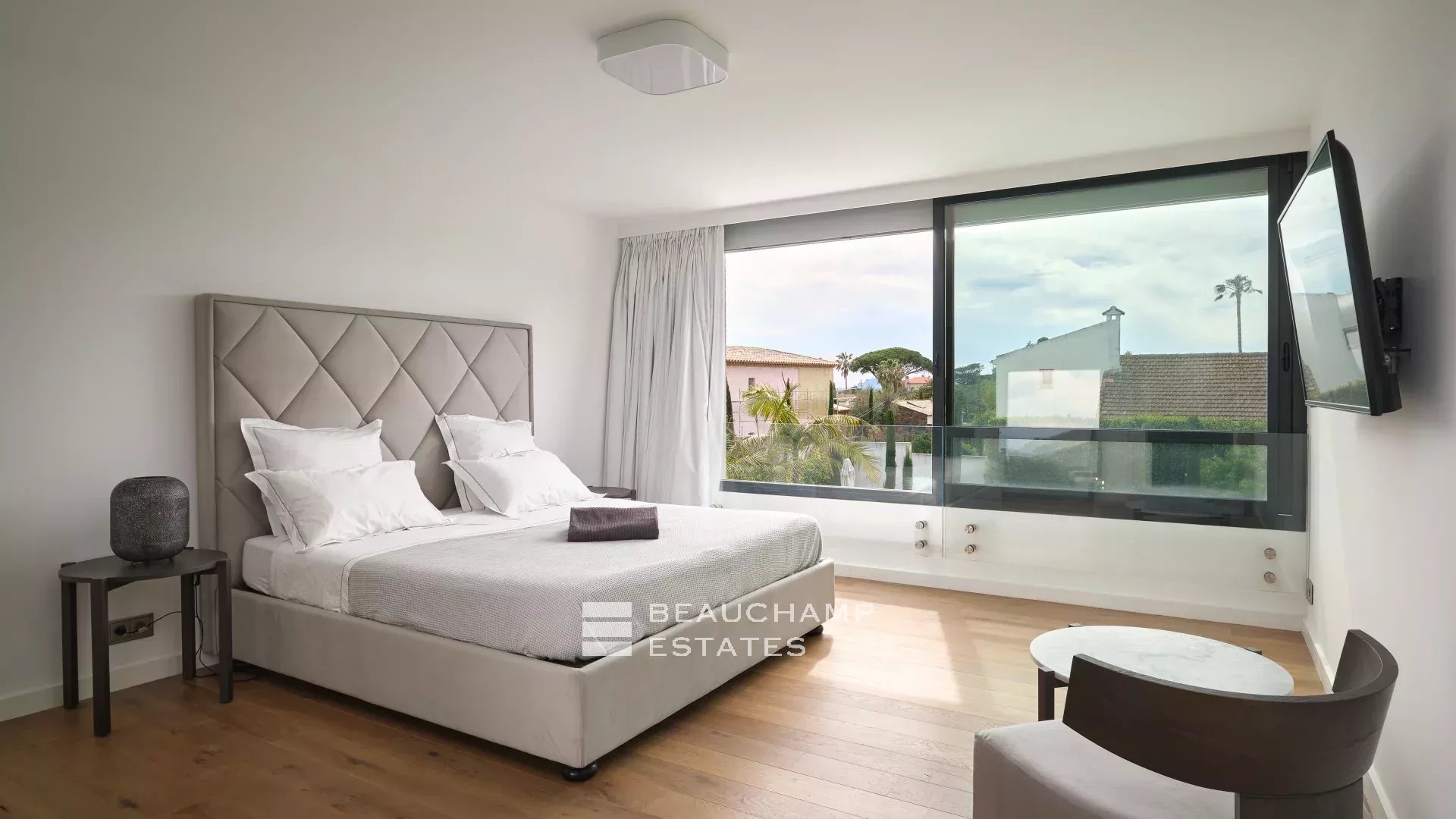 Cap d’Antibes – Magnifique villa contemporaine de 5 chambres à proximité des plages Beautiful contemporary 5-bedroom villa near the beach in Cap d’Antibes