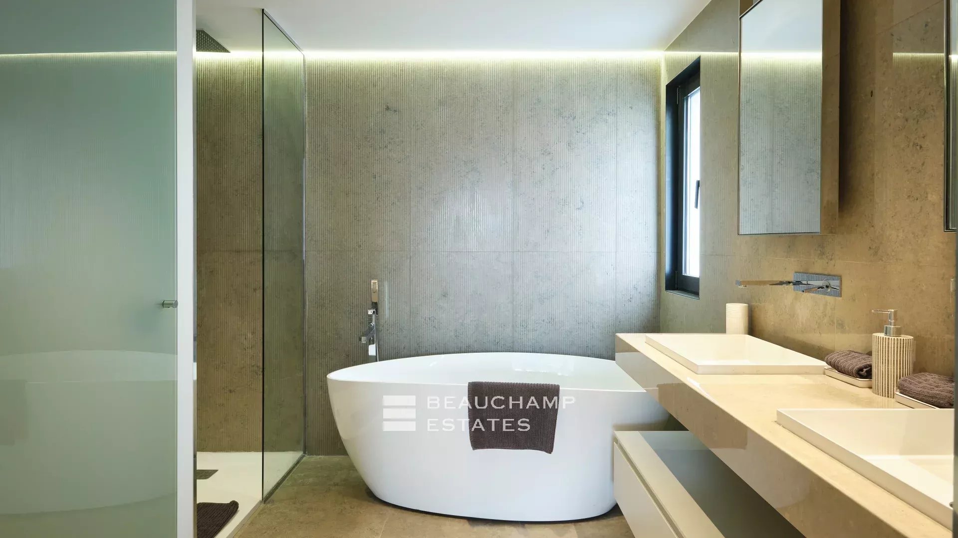 Cap d’Antibes – Magnifique villa contemporaine de 5 chambres à proximité des plages Beautiful contemporary 5-bedroom villa near the beach in Cap d’Antibes