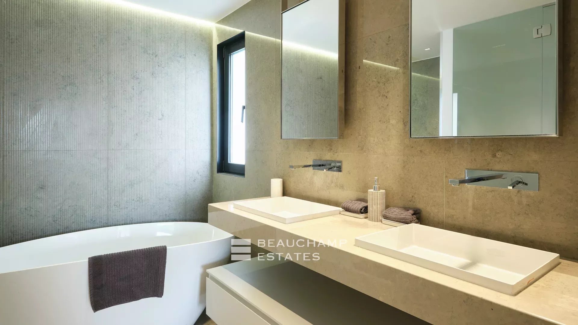 Cap d’Antibes – Magnifique villa contemporaine de 5 chambres à proximité des plages Beautiful contemporary 5-bedroom villa near the beach in Cap d’Antibes