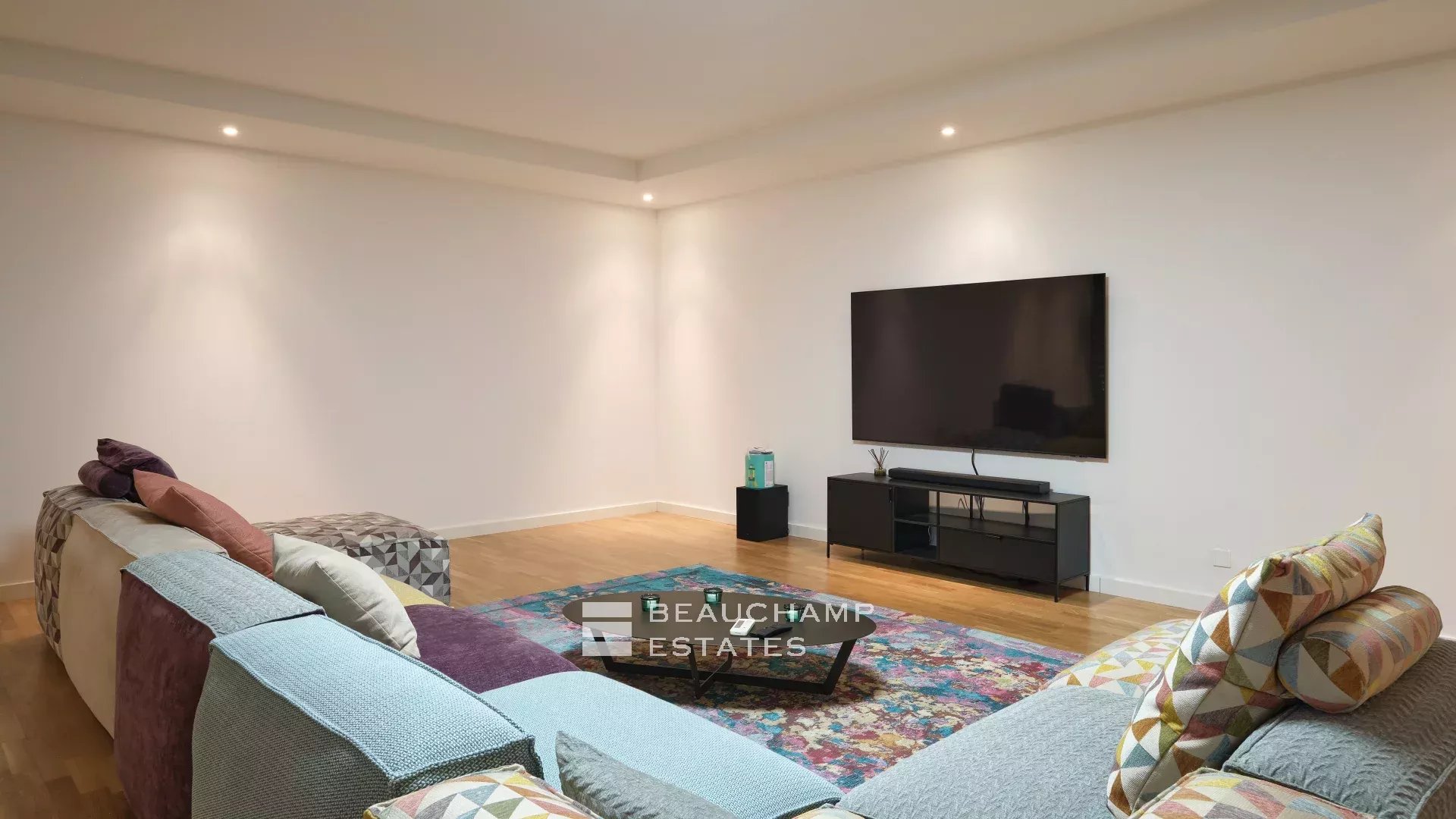 Cap d’Antibes – Magnifique villa contemporaine de 5 chambres à proximité des plages Beautiful contemporary 5-bedroom villa near the beach in Cap d’Antibes