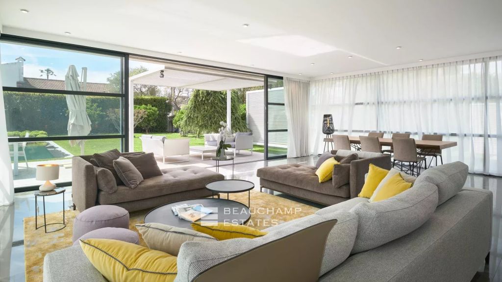 Beautiful contemporary 5-bedroom villa near the beach in Cap d’Antibes