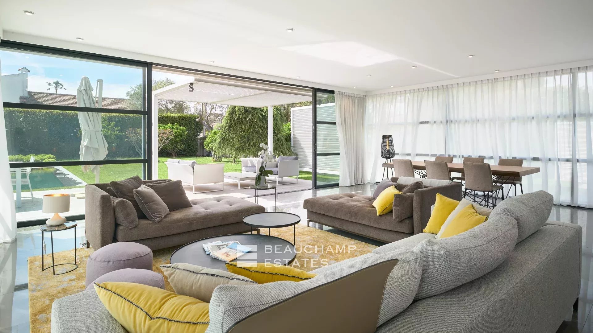 Cap d’Antibes – Magnifique villa contemporaine de 5 chambres à proximité des plages Beautiful contemporary 5-bedroom villa near the beach in Cap d’Antibes