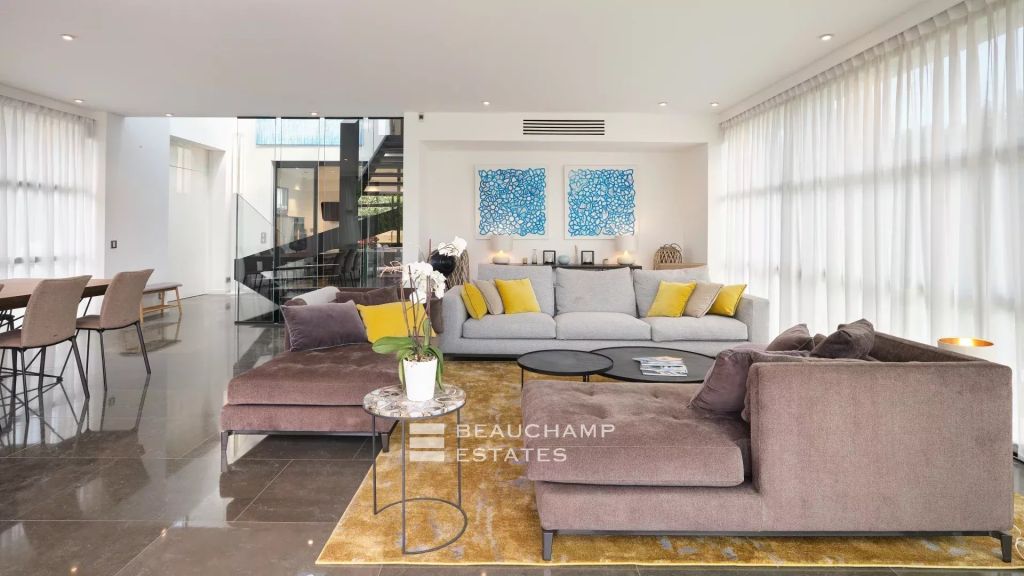 Beautiful contemporary 5-bedroom villa near the beach in Cap d’Antibes