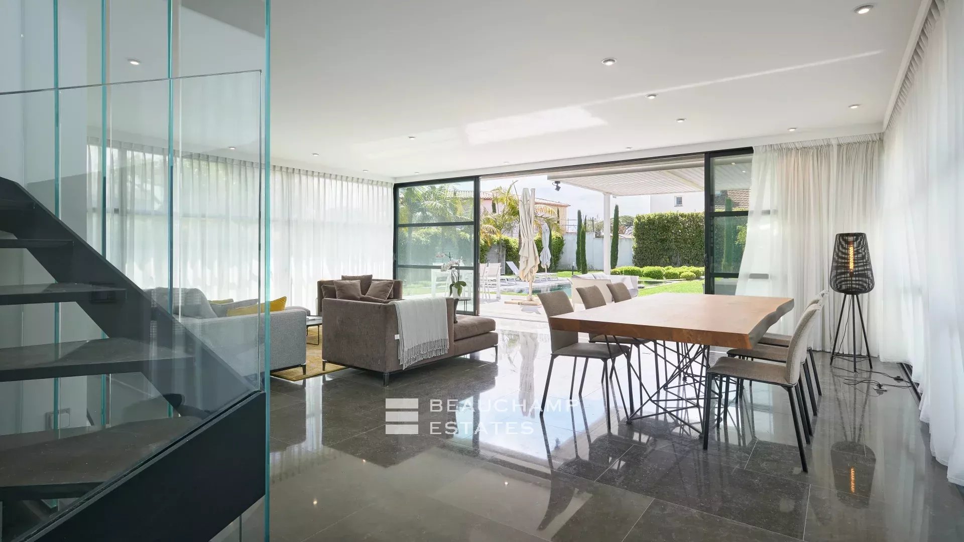 Cap d’Antibes – Magnifique villa contemporaine de 5 chambres à proximité des plages Beautiful contemporary 5-bedroom villa near the beach in Cap d’Antibes