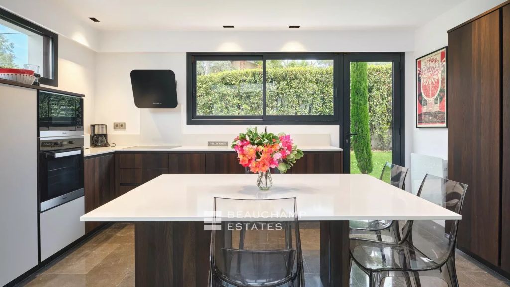 Beautiful contemporary 5-bedroom villa near the beach in Cap d’Antibes