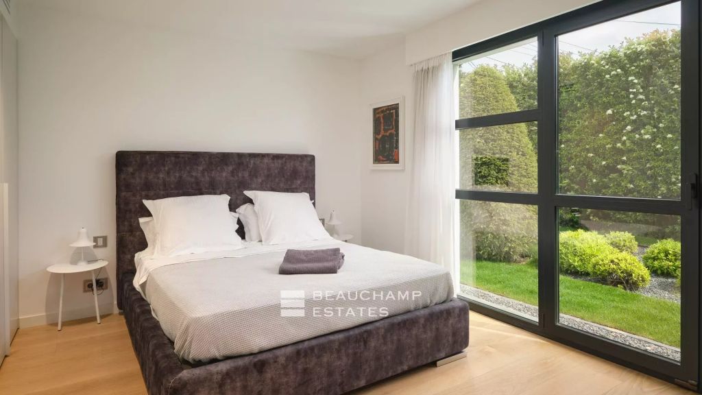 Beautiful contemporary 5-bedroom villa near the beach in Cap d’Antibes