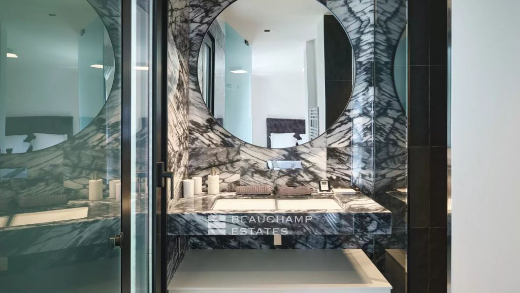 Beautiful contemporary 5-bedroom villa near the beach in Cap d’Antibes