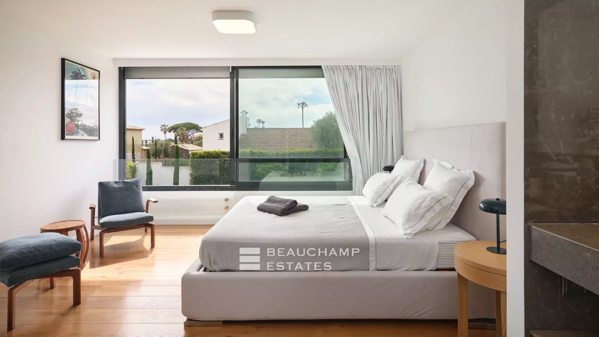 Cap d’Antibes – Magnifique villa contemporaine de 5 chambres à proximité des plages Beautiful contemporary 5-bedroom villa near the beach in Cap d’Antibes