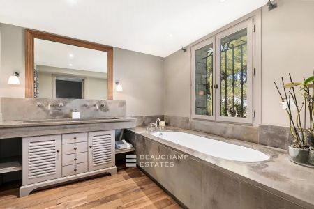 Beautiful modern villa with 6 bedrooms in the hills of Super Cannes