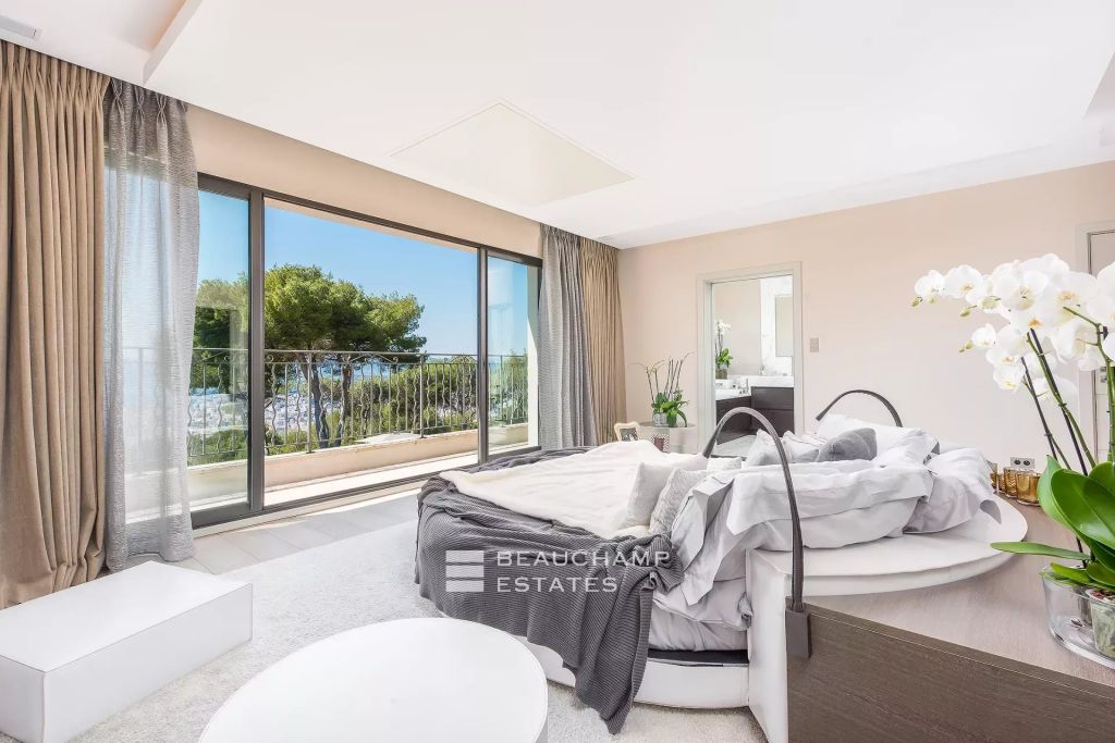 Beautiful modern villa with 6 bedrooms in the hills of Super Cannes