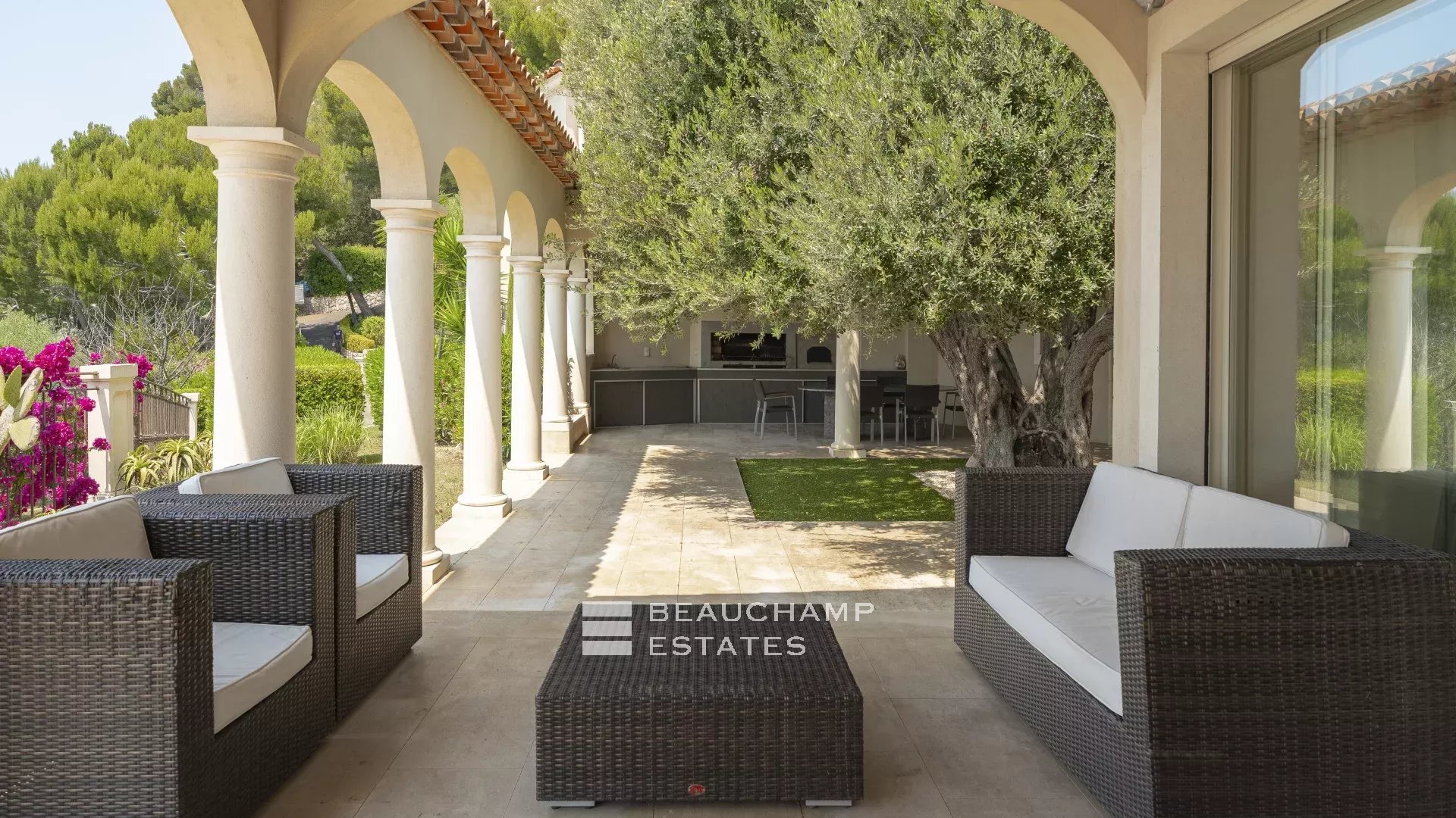 Splendide Villa Néo-Provençale à 2 min de Monaco Beautiful villa in neo-provencal style 2 minutes from Monaco