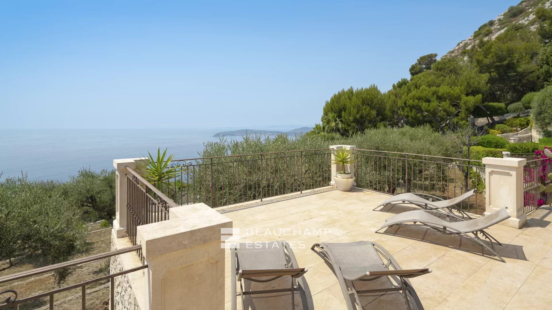 Splendide Villa Néo-Provençale à 2 min de Monaco Beautiful villa in neo-provencal style 2 minutes from Monaco