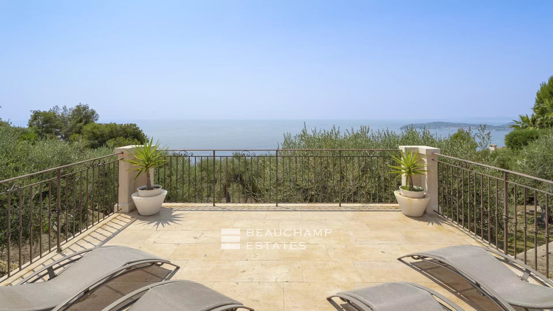 Splendide Villa Néo-Provençale à 2 min de Monaco Beautiful villa in neo-provencal style 2 minutes from Monaco