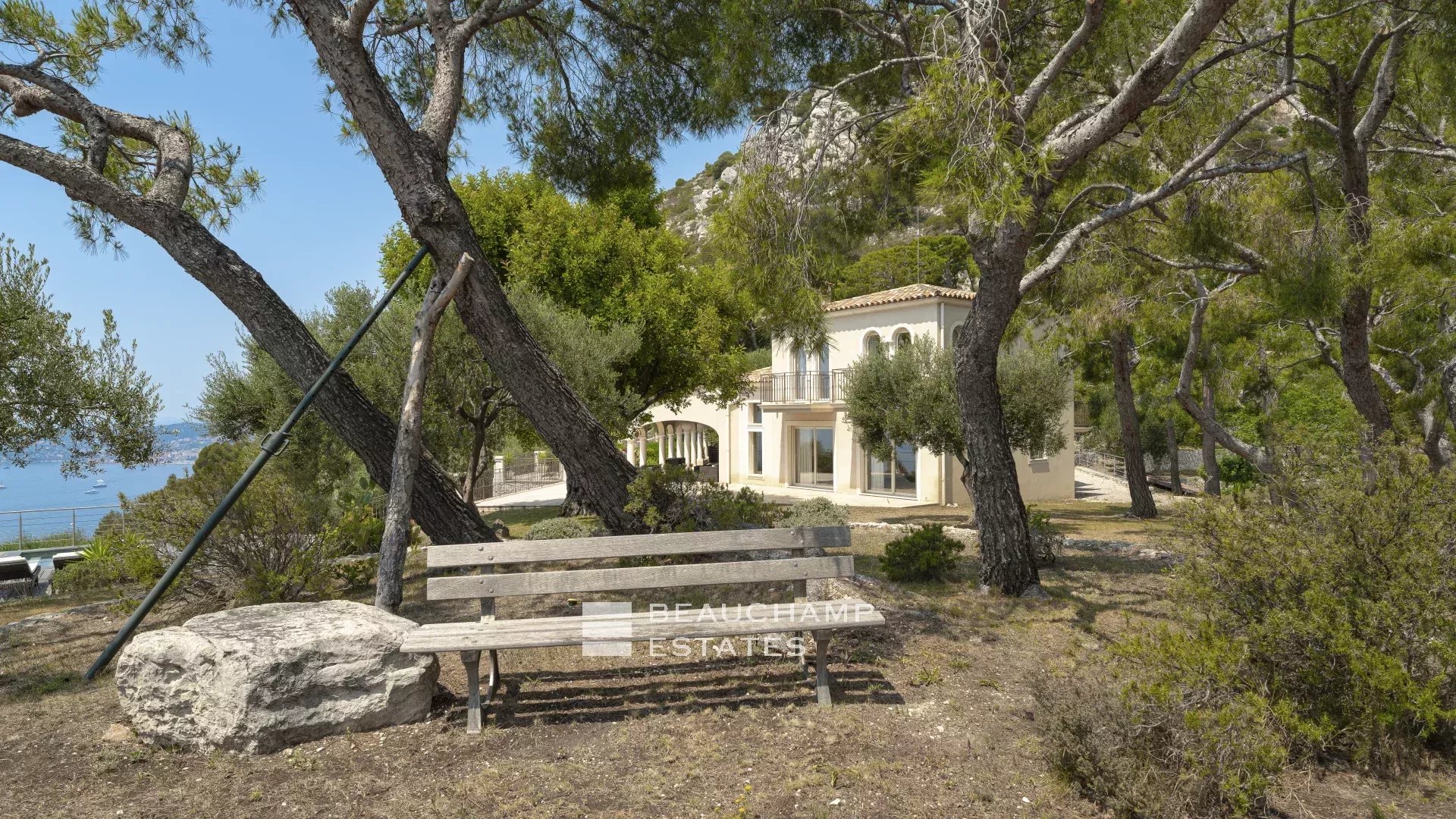 Splendide Villa Néo-Provençale à 2 min de Monaco Beautiful villa in neo-provencal style 2 minutes from Monaco