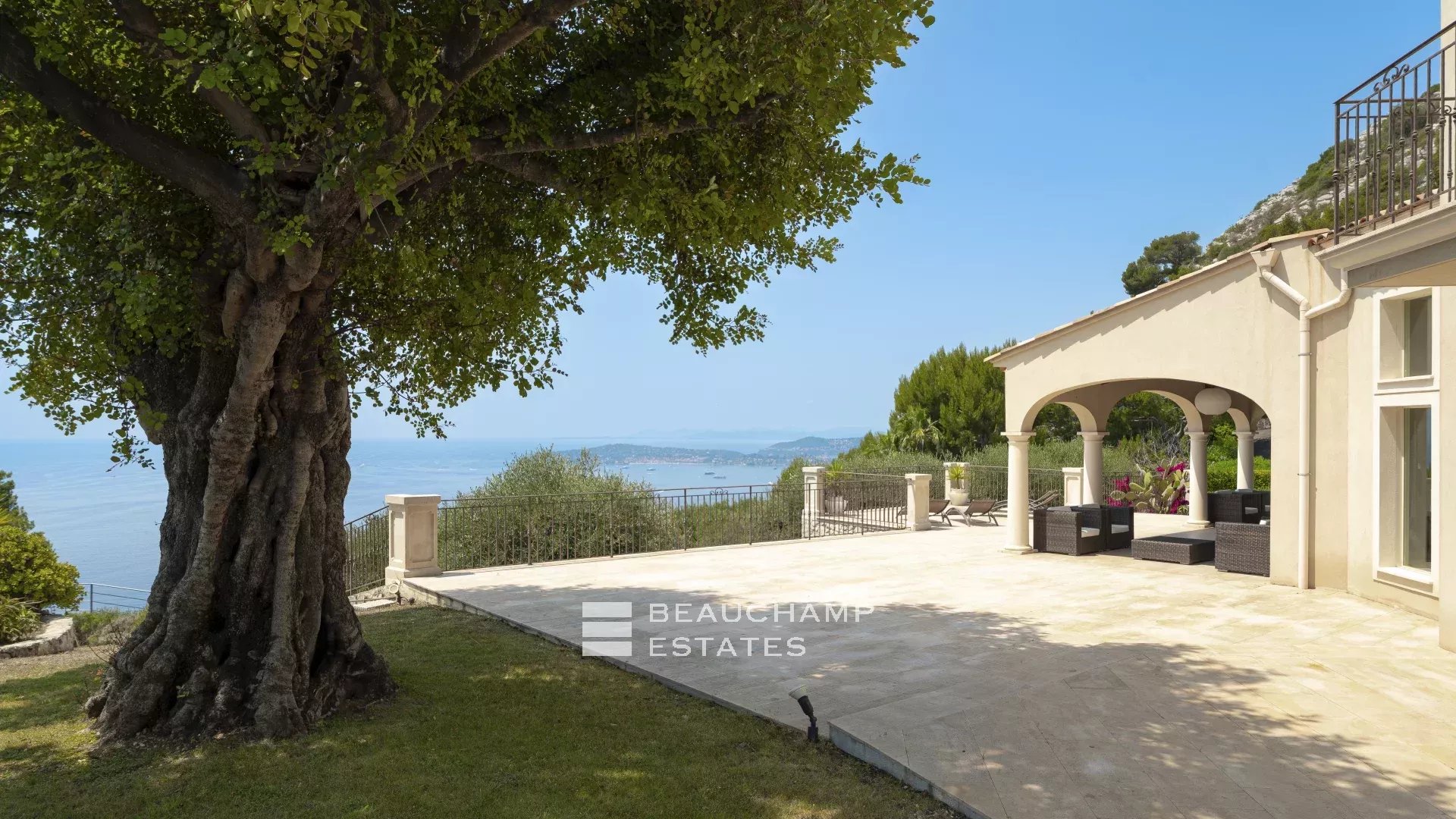 Splendide Villa Néo-Provençale à 2 min de Monaco Beautiful villa in neo-provencal style 2 minutes from Monaco