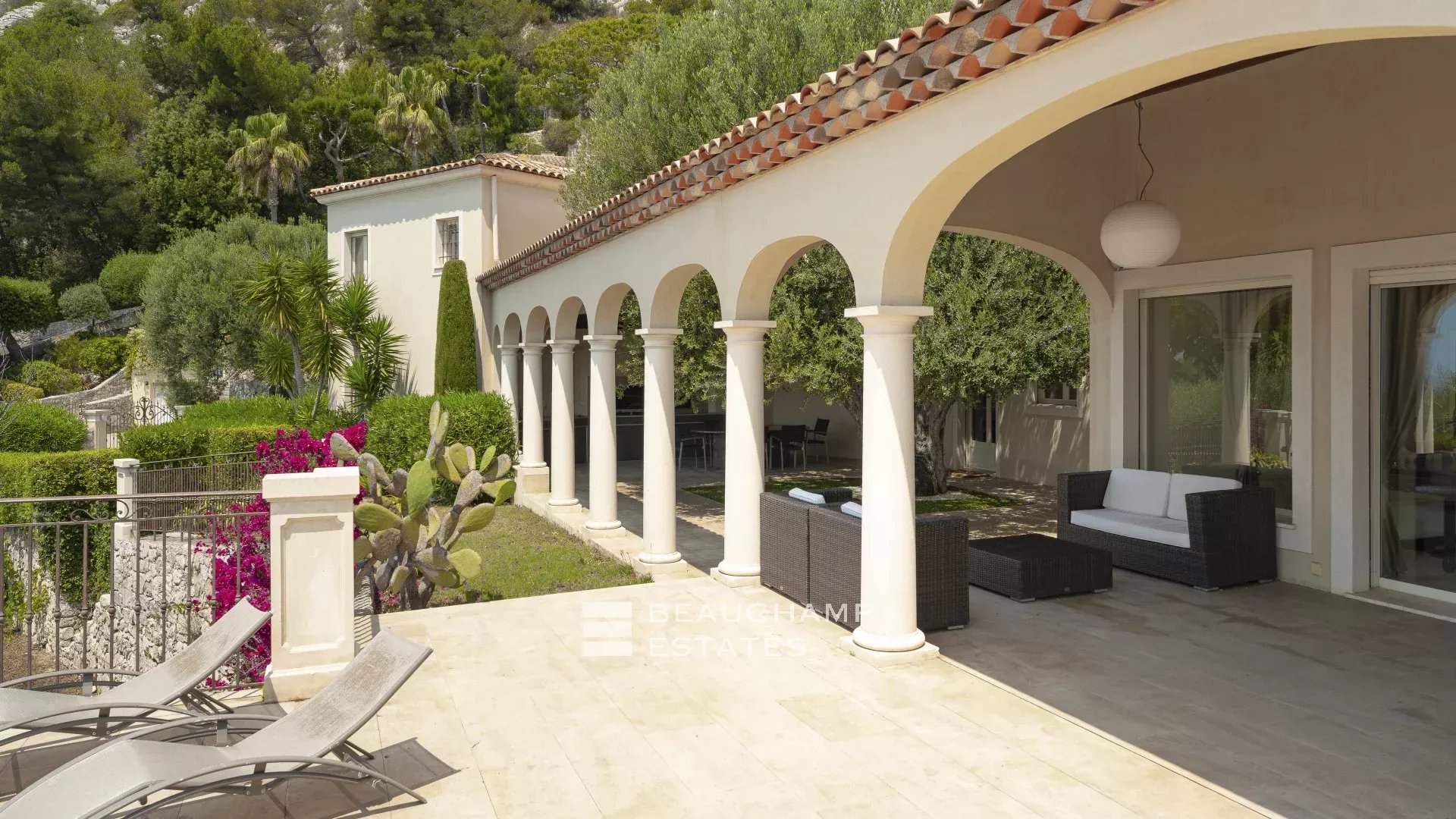 Splendide Villa Néo-Provençale à 2 min de Monaco Beautiful villa in neo-provencal style 2 minutes from Monaco