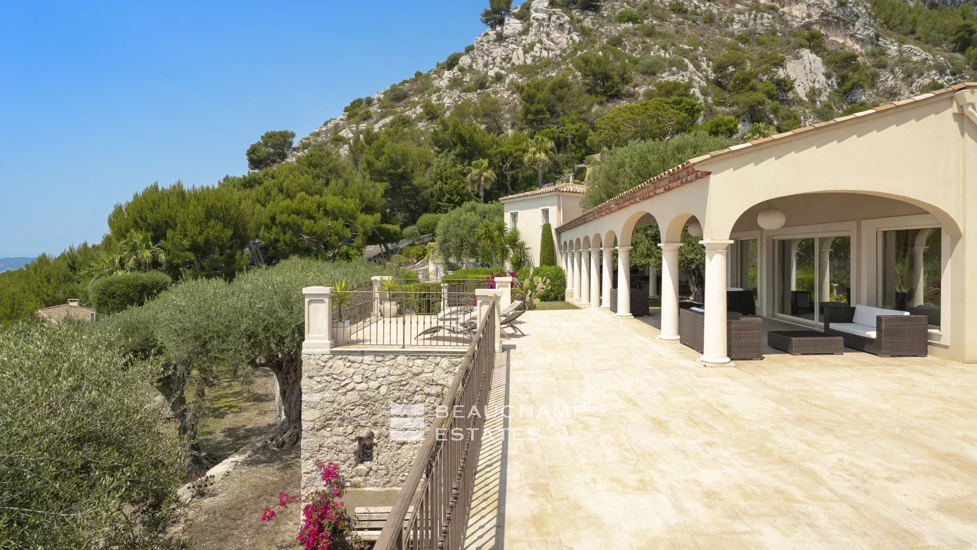 Splendide Villa Néo-Provençale à 2 min de Monaco Beautiful villa in neo-provencal style 2 minutes from Monaco