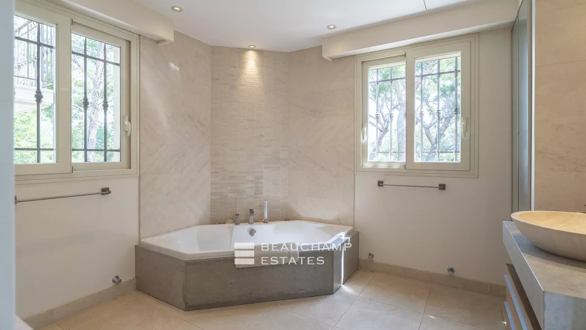 Splendide Villa Néo-Provençale à 2 min de Monaco Beautiful villa in neo-provencal style 2 minutes from Monaco