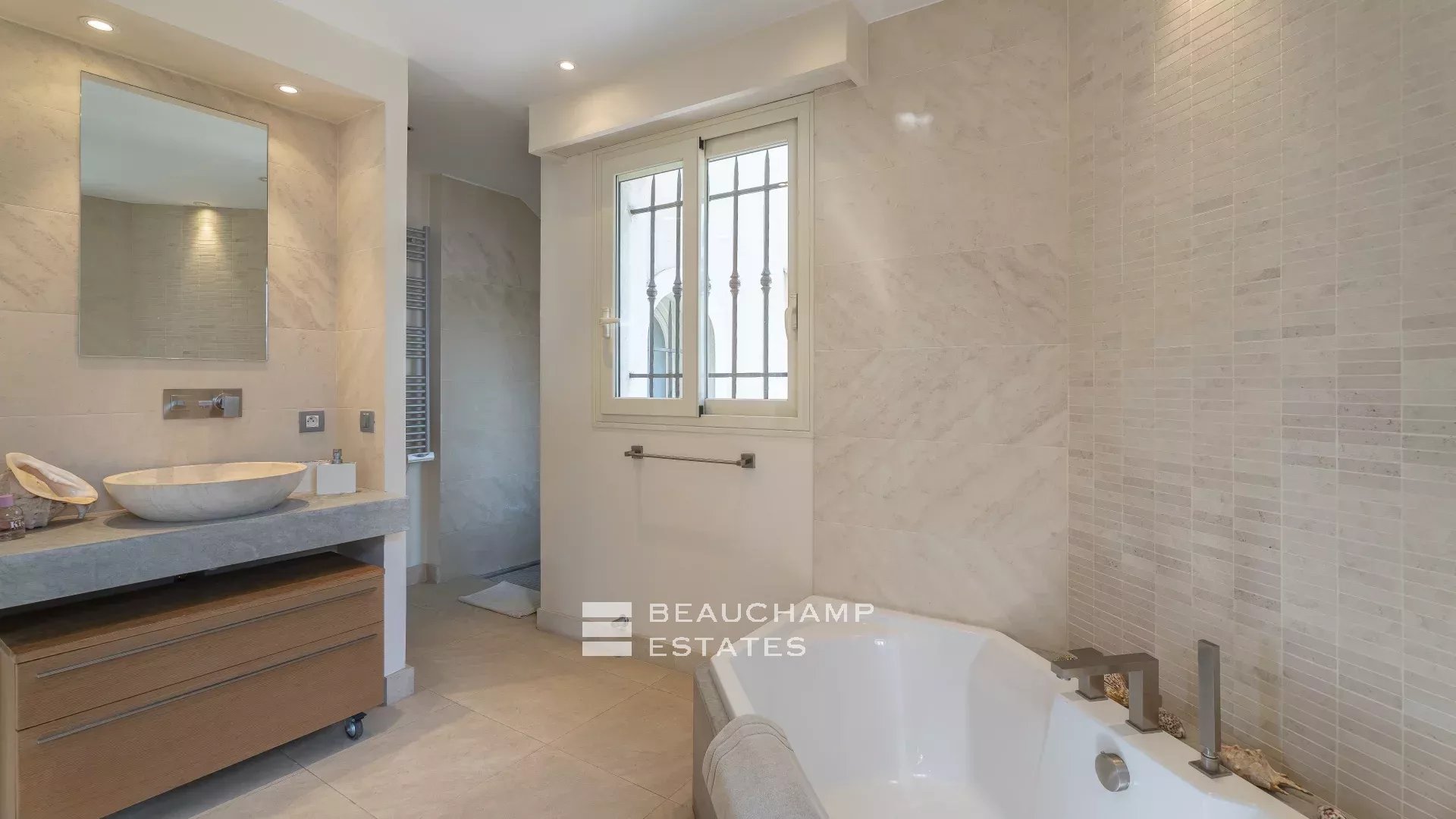 Splendide Villa Néo-Provençale à 2 min de Monaco Beautiful villa in neo-provencal style 2 minutes from Monaco