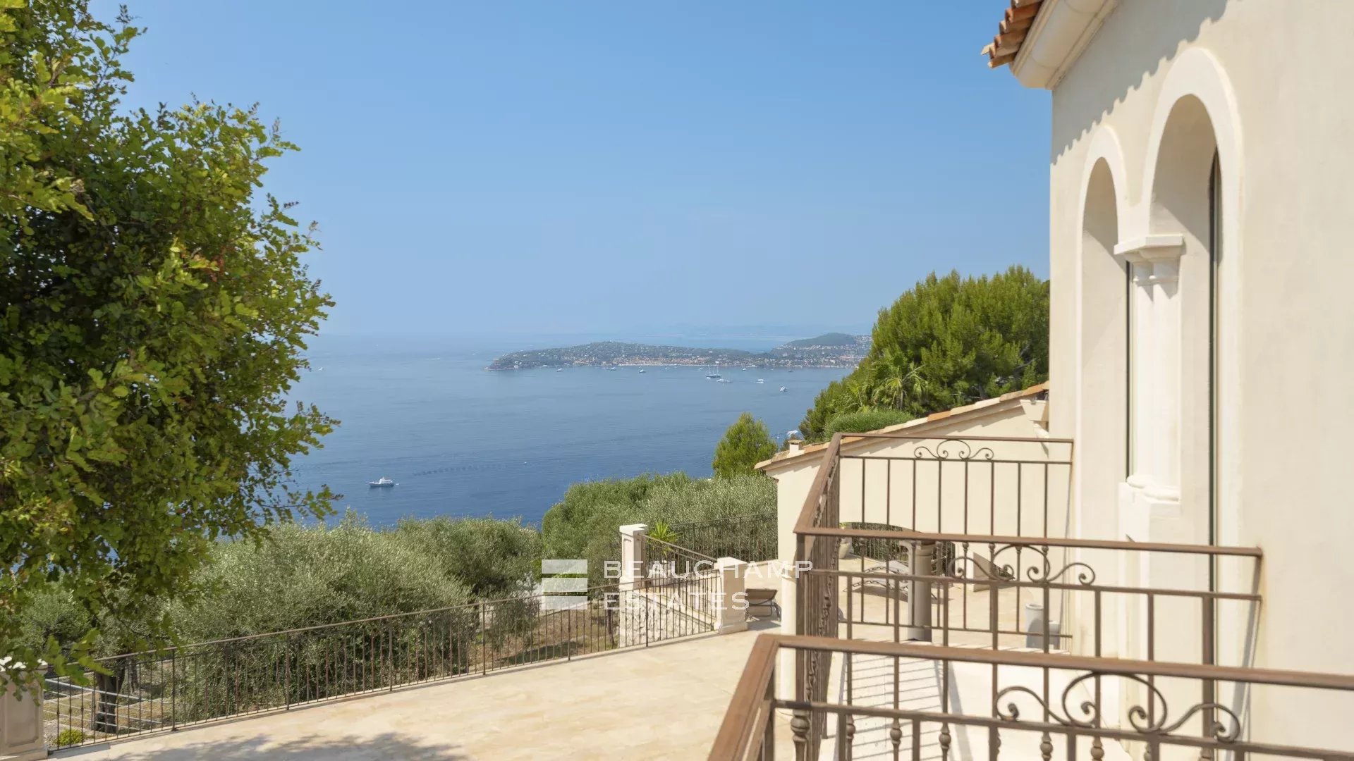 Splendide Villa Néo-Provençale à 2 min de Monaco Beautiful villa in neo-provencal style 2 minutes from Monaco