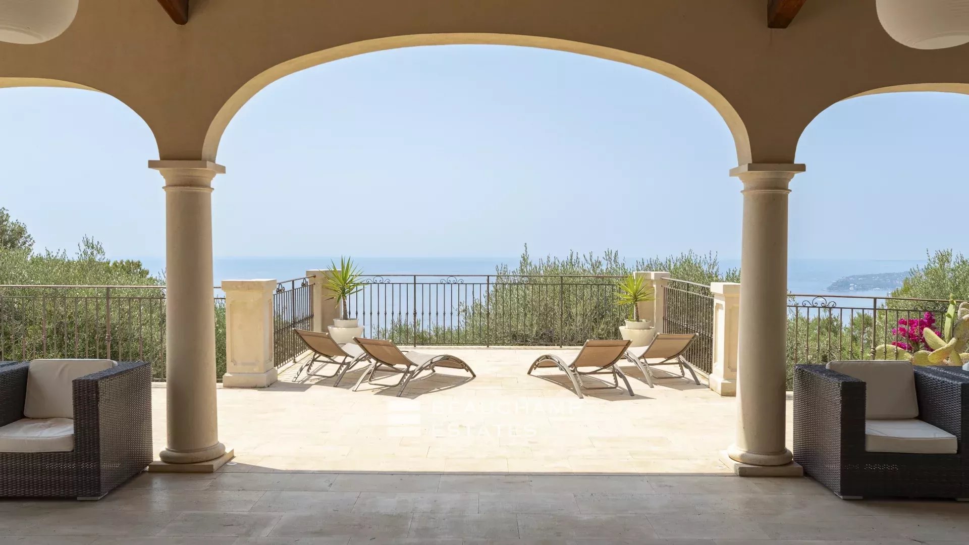 Splendide Villa Néo-Provençale à 2 min de Monaco Beautiful villa in neo-provencal style 2 minutes from Monaco