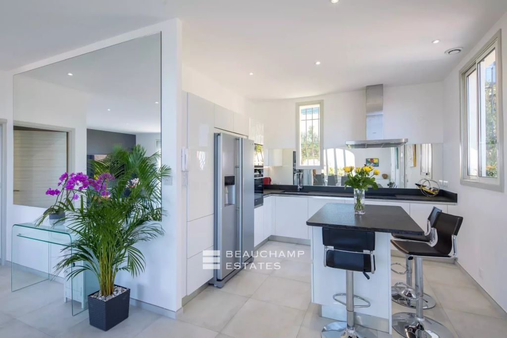 Beautiful villa with 5 rooms in Eze