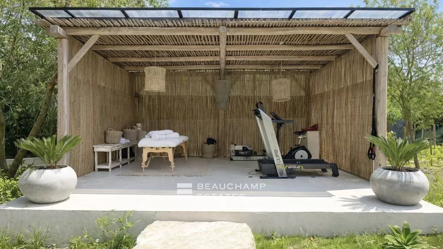 Villa bohème chic à deux pas de la plage des Canoubiers et du centre de Saint-Tropez Bohemian Chic Luxury Villa Steps from the Beach and Saint-Tropez Center