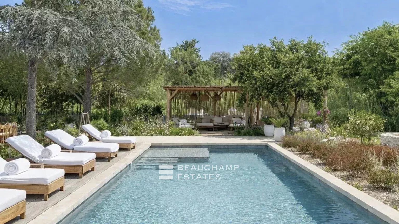 Villa bohème chic à deux pas de la plage des Canoubiers et du centre de Saint-Tropez Bohemian Chic Luxury Villa Steps from the Beach and Saint-Tropez Center