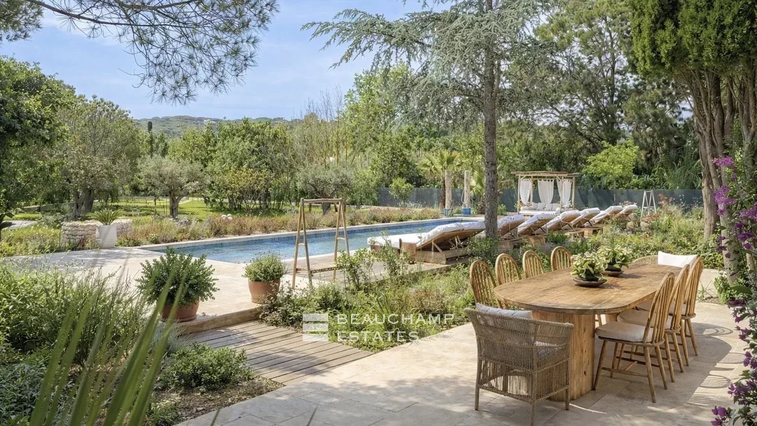 Villa bohème chic à deux pas de la plage des Canoubiers et du centre de Saint-Tropez Bohemian Chic Luxury Villa Steps from the Beach and Saint-Tropez Center