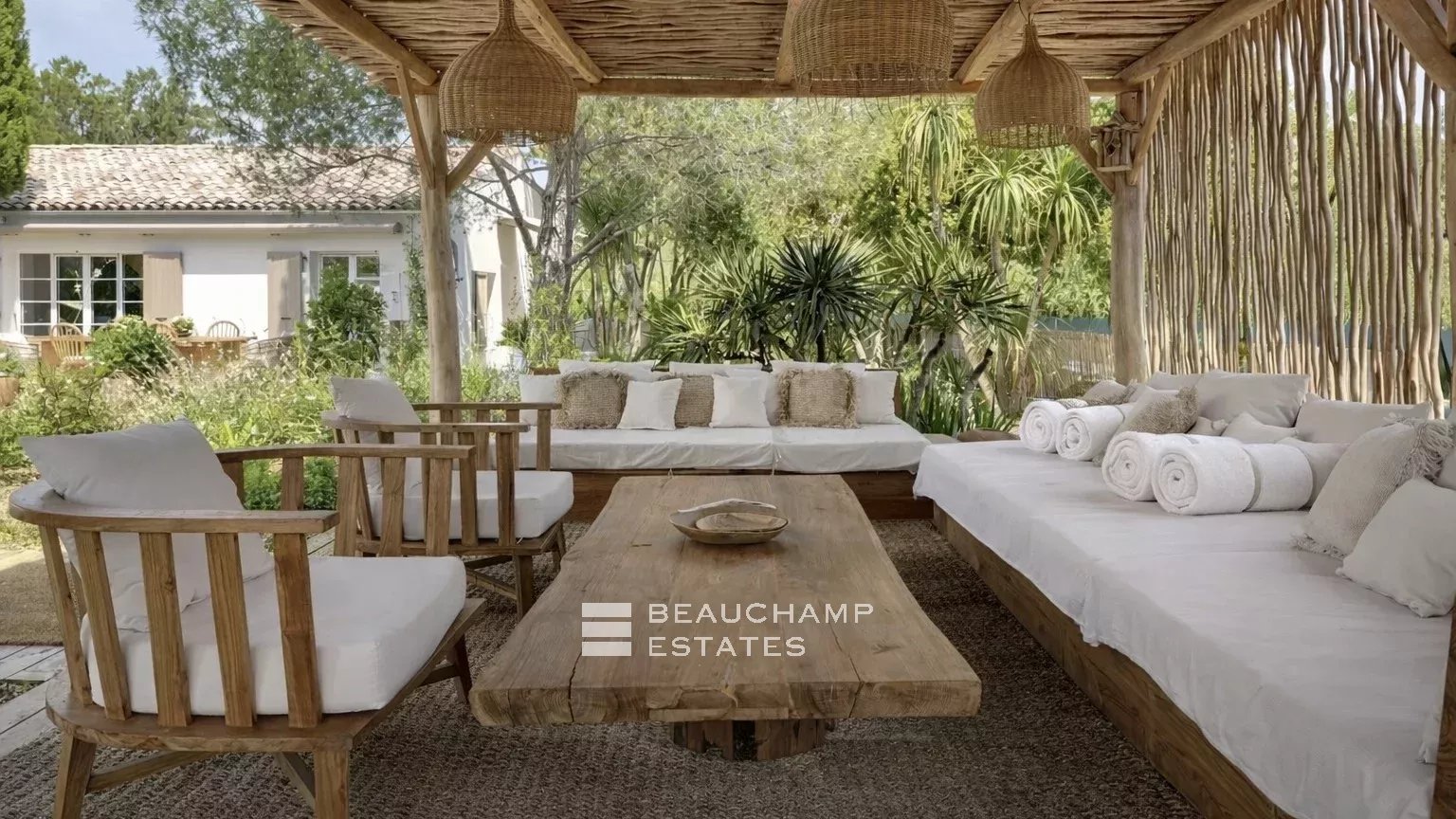 Villa bohème chic à deux pas de la plage des Canoubiers et du centre de Saint-Tropez Bohemian Chic Luxury Villa Steps from the Beach and Saint-Tropez Center