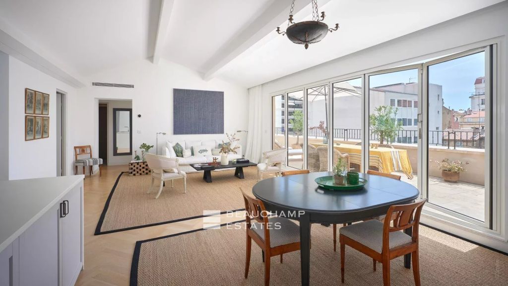 Bright 3 bedroom apartment with terraces – Cannes Centre