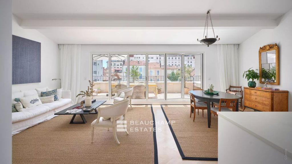 Bright 3 bedroom apartment with terraces – Cannes Centre