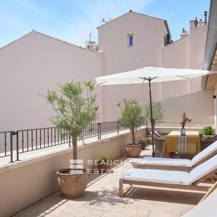 Bright 3 bedroom apartment with terraces – Cannes Centre