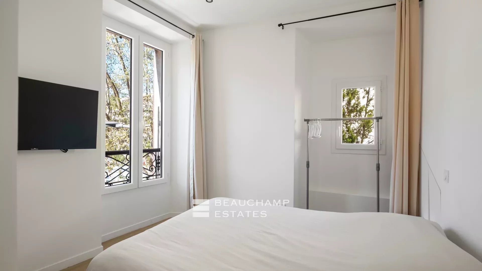 Calm, renovated 2-bedroom 2-bathroom apartment Calm, renovated 2-bedroom 2-bathroom apartment