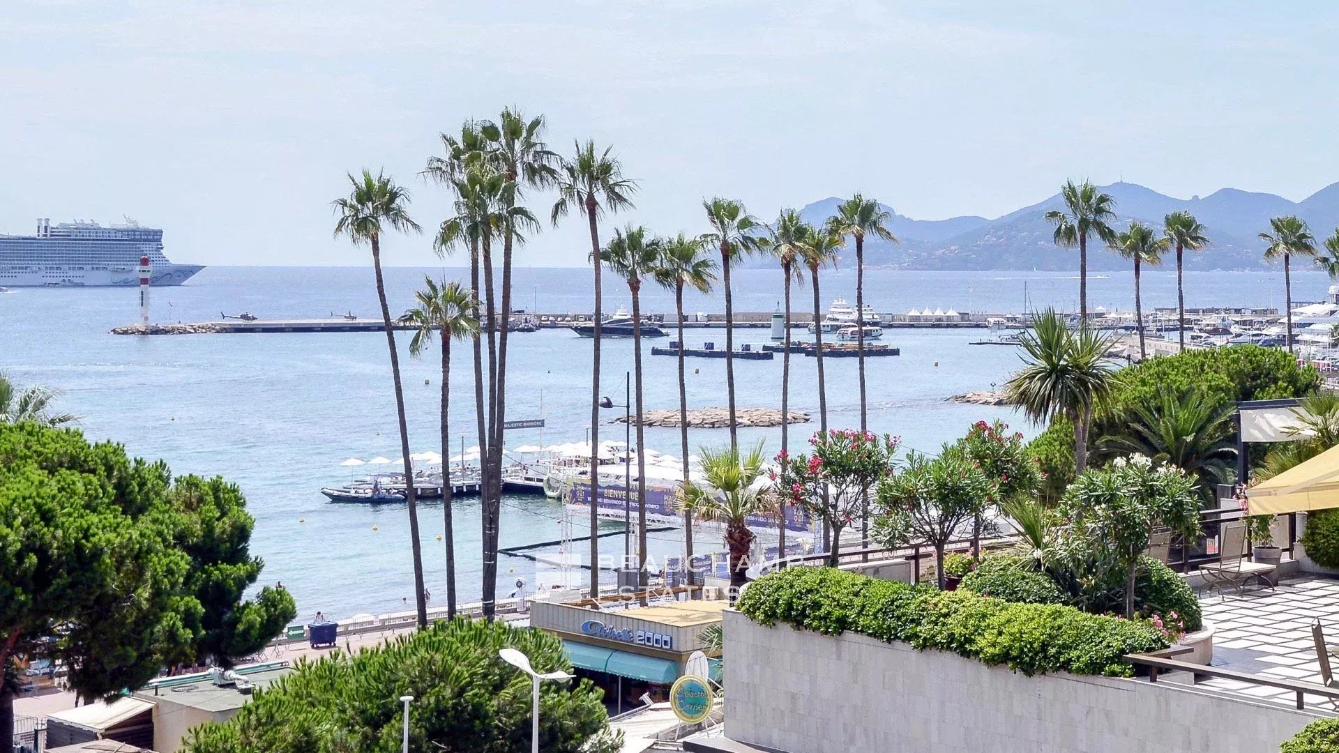 Cannes close to Croisette – Design 4 bedrooms Apartment Cannes close to Croisette – Design 4 bedrooms Apartment