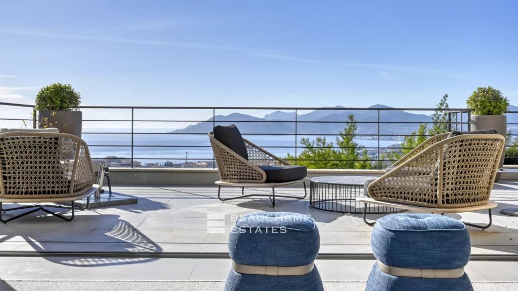 Cannes – contemporary villa with panoramic sea views