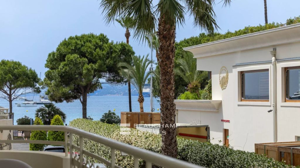 Cannes Croisette – Beautiful 2 bedroom apartment entirely renovated