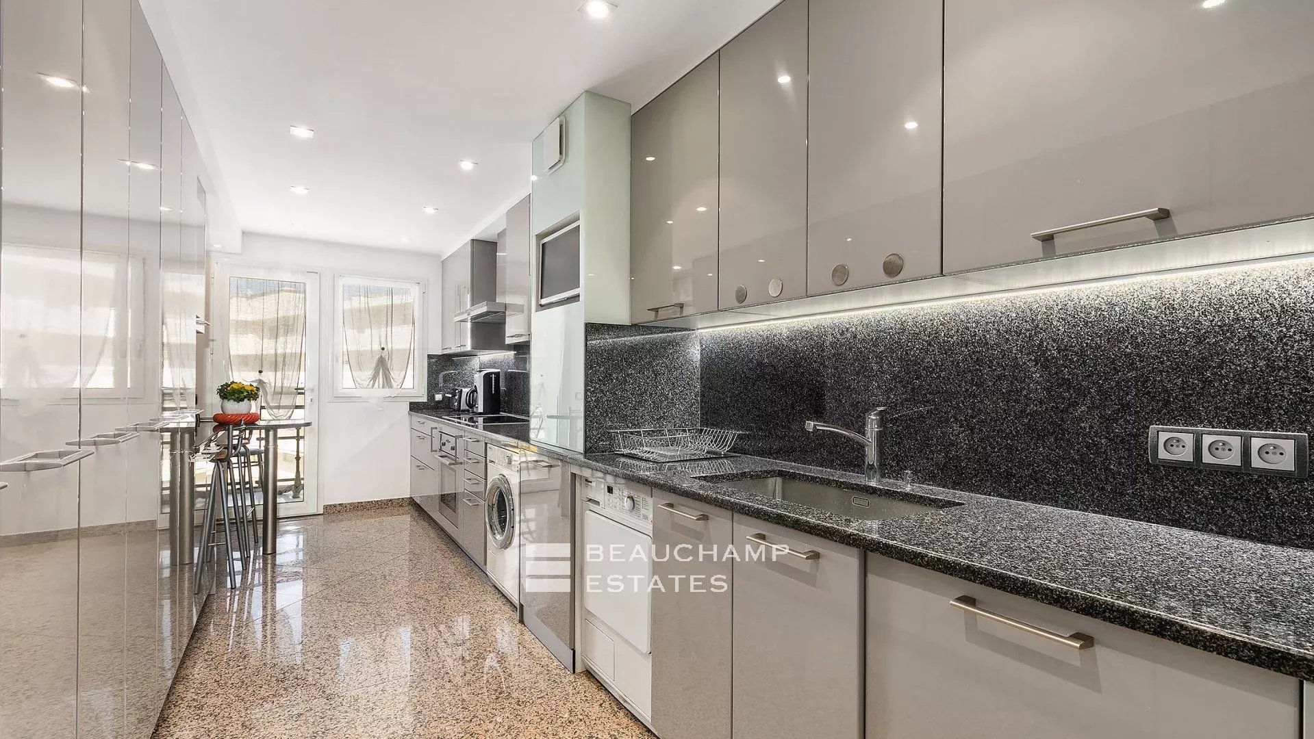 Cannes Croisette – Magnificent Apartment with Terrace Cannes Croisette – Magnificent Apartment with Terrace