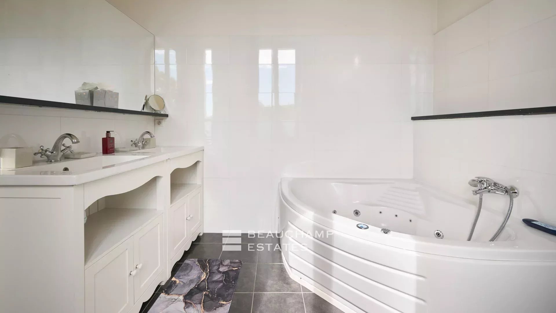 Cannes – Superb Villa Belle Epoque located near of center – 10 Bedrooms Cannes – Superb Villa Belle Epoque located near of center – 10 Bedrooms