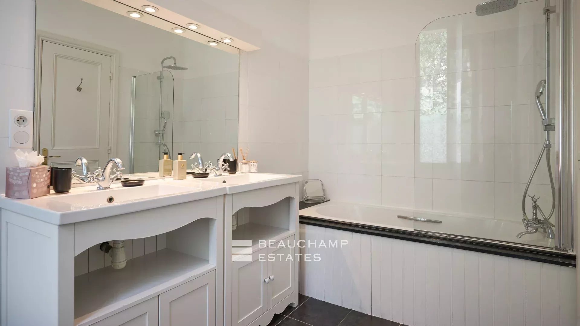 Cannes – Superb Villa Belle Epoque located near of center – 10 Bedrooms Cannes – Superb Villa Belle Epoque located near of center – 10 Bedrooms