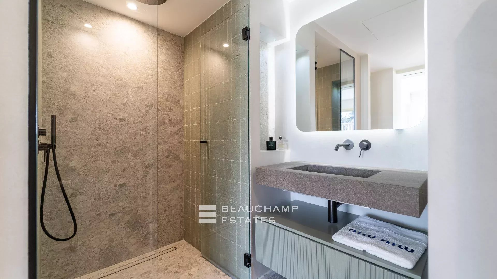 Appartement cap d’antibes vue mer Cap d’Antibes apartment with sea view