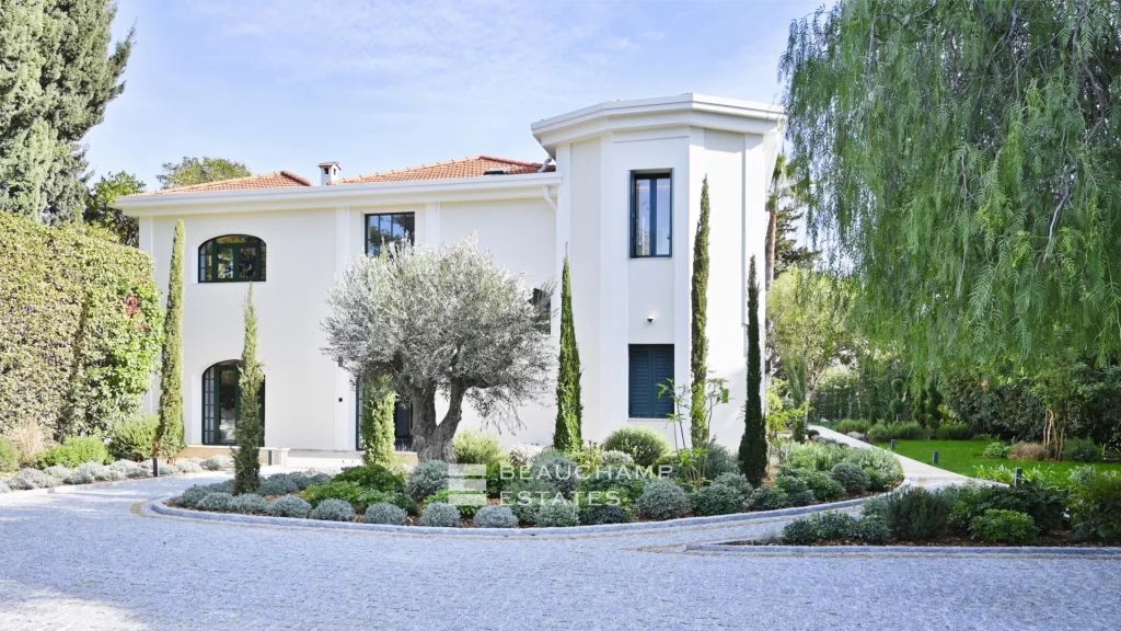 Cap d’Antibes – art deco villa with swimming pool
