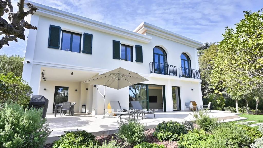 Cap d’Antibes – art deco villa with swimming pool